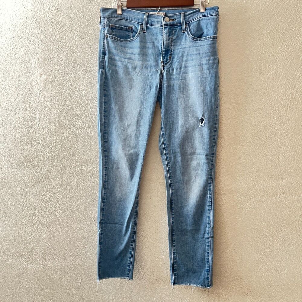 Levi's Women’s Jeans Size 30/10 low  True Skinny Light Wash Raw Hem Distressed